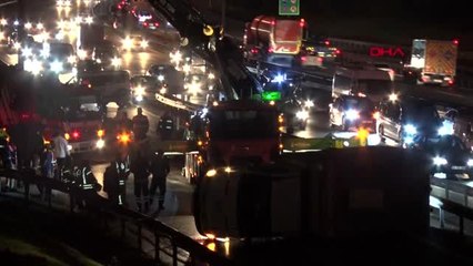 Tem bağlantı yolu'nda devrilen kamyonette 3 kişi ölümden döndü