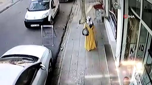 16 bin liralık bileziği çalıp kayıplara karıştı...Hırsızlık anı kamerada