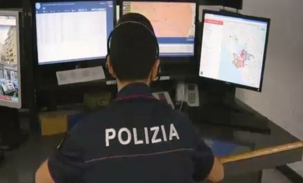 Roma - Vuole lanciarsi dal quarto piano: operatore della Polizia lo salva (04.10.19)