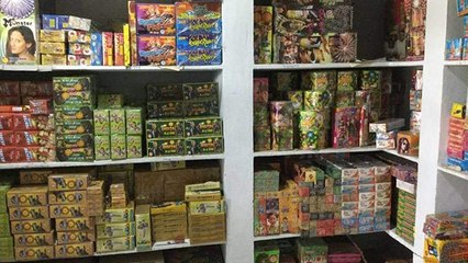 Скачать видео: दिवाली से पहले दिल्ली में आए हर्बल पटाखे | cheapest crackers Delhi | Herbal crackers Delhi | Boldsky