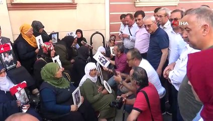 Tosya Kaymakamı Pişkin'den, HDP önünde evlat nöbeti tutan ailelere destek ziyareti