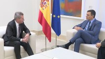 Sánchez recibe a comisario europeo de Programación Financiera y Presupuestos