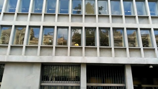 Comienzan a retirar los lazos amarillos de la Consejería de Agricultura