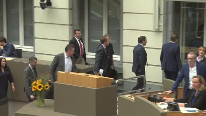 Incident au parlement flamand : l’opposition quitte l’hémicycle pour protester contre la décision de Jan Jambon