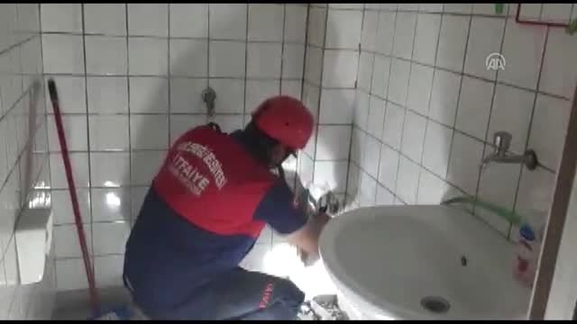 Boruya sıkışan kedi yavrusunu itfaiye kurtardı - ZONGULDAK