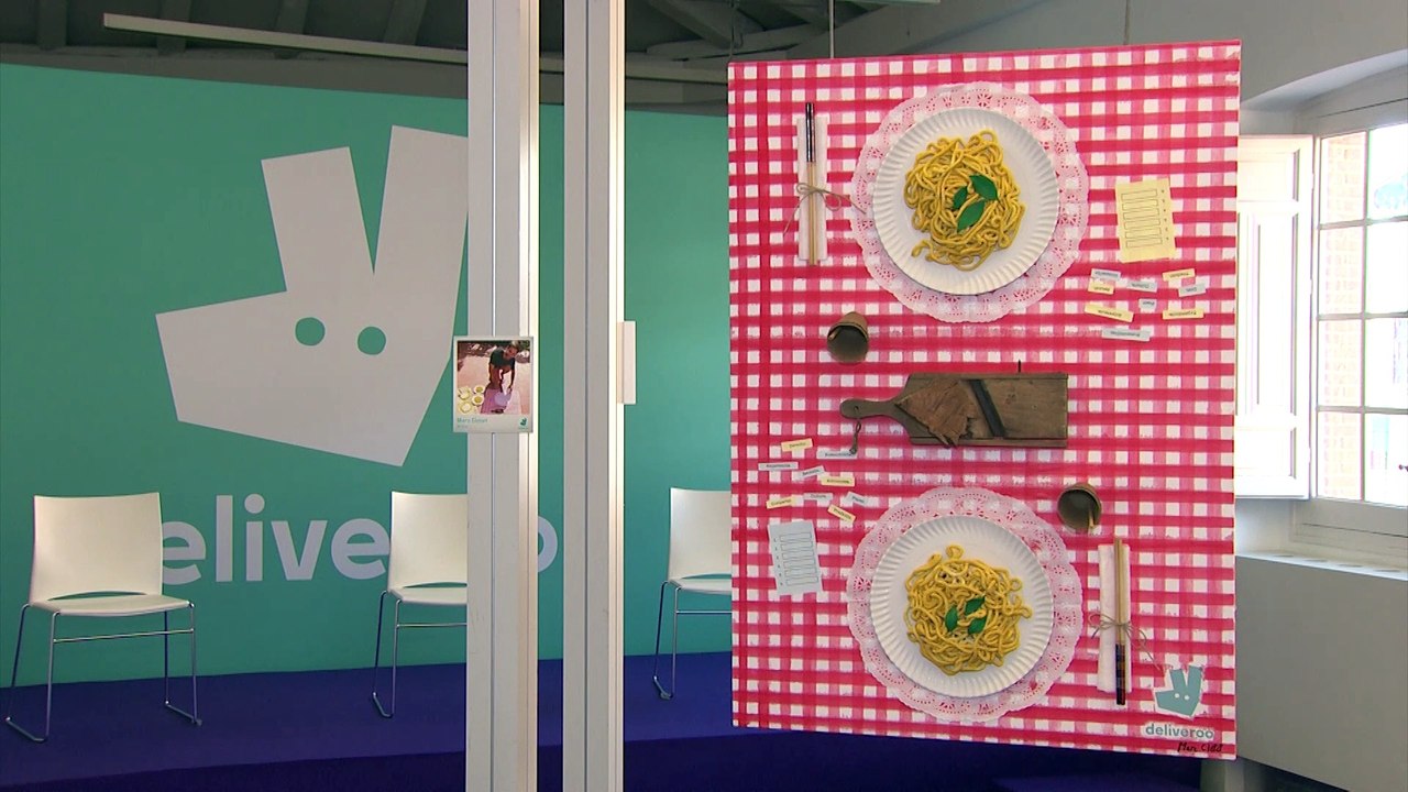 Famosos españoles pintan para combatir el hambre en el mundo