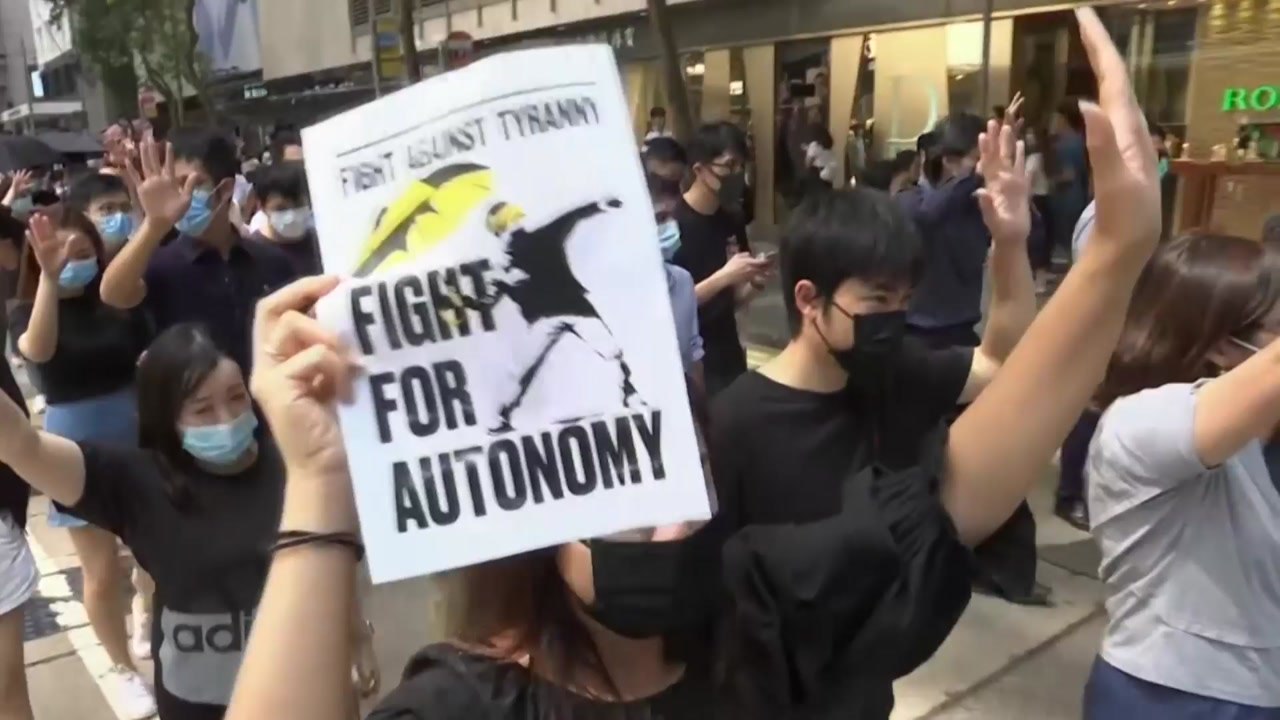 홍콩 내일부터 복면시위금지법 시행...시민들 강력 반발 / YTN