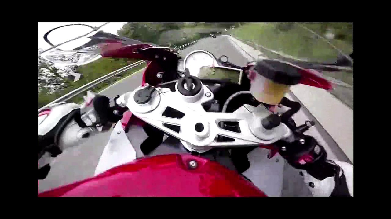 Des motards s’amusent à des vitesses de pointe de 230 km/h