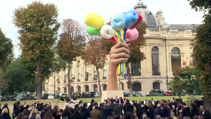 Paris ganha enorme ‘Buquê de tulipas’