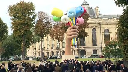 Paris ganha enorme ‘Buquê de tulipas’