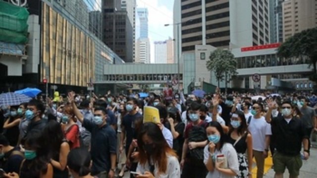 Hongkoneses toman las calles para protestar contra ley anti-máscaras
