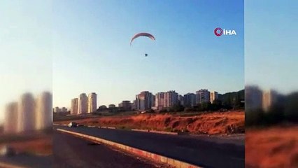 Kahramanmaraş'ta yola paraşütçü indi