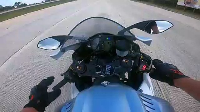 Ce motard s'arrête pour sauver des tortues traversant la route !