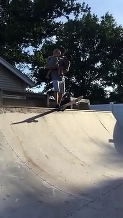 Il fait du skateboard avec ses 2 enfants dans les bras !