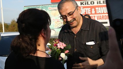 Descargar video: Eski HDP Ankara Milletvekili Sırrı Süreyya Önder 'hak ihlali' kararının ardından tahliye edildi