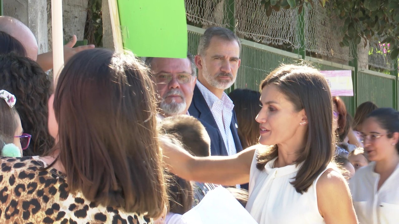 Reyes visitan la Vega Baja para conocer los efectos del temporal