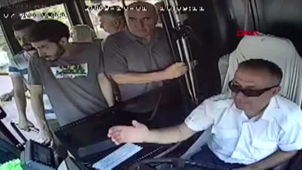 Halk otobüsü şoförü, fenalaşan yolcuyu hastaneye yetiştirdi