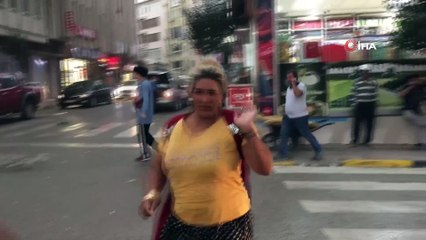 Keşan'da şiddetli yağış...Ağaçlar devrildi, vatandaşlar dükkanlara sığındı