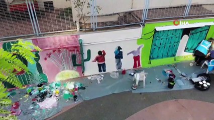 Kadın Muhtar Caddeyi Karanlık Bulunca Duvarlarını Tuvale Çevirdi