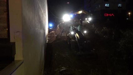 Yıkılan istinat duvarının altında kaldı