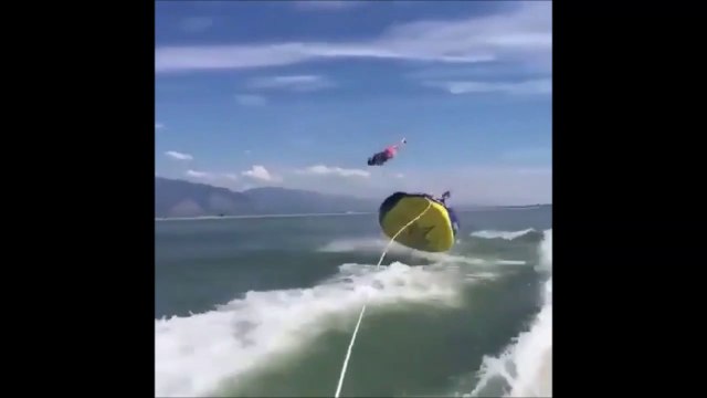 Ces 2 touristes se font propulser à 10m de haut en faisant de la bouée tractée : Dur dur!