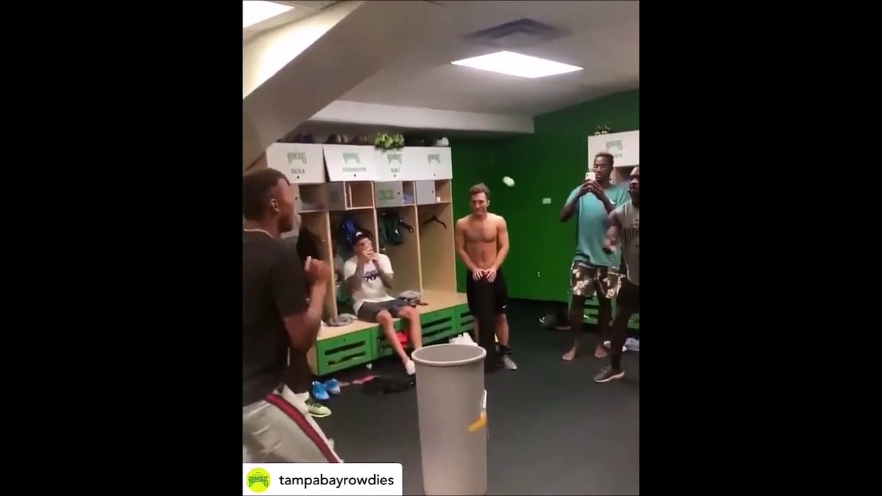Ce joueur de foot se fait piéger bien comme il faut dans les vestiaires