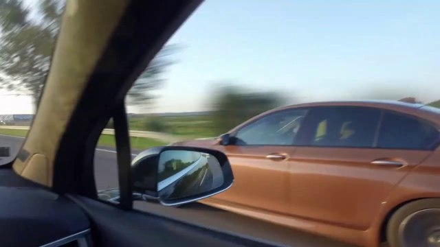 Une voiture Tesla et une BMW en pleine course se font doubler par un camion...