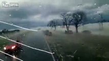 Il filme les dégâts après le passage d'un orage de grêle en Argentine