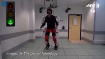 Un exosquelette permet à un patient de marcher à nouveau