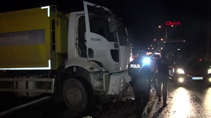 Tem otoyolu'nda yolcu otobüsü, çöp kamyonuna çarptı, 3 yaralı