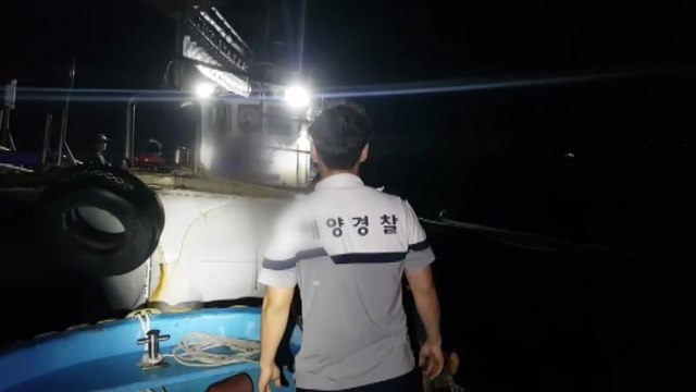파도에 휩쓸려 1명 사망...좌초어선 6시간 만에 구조 / YTN