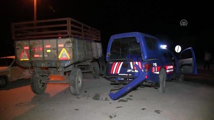 Askeri araç ile otomobil çarpıştı: 4'ü asker 7 yaralı