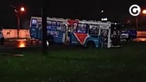 Ônibus perde controle e cai em valeta em Vila Velha