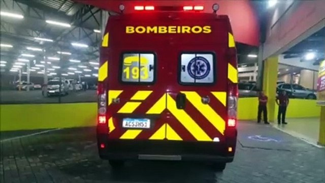 Mulher é socorrida após resvalar em piso molhado