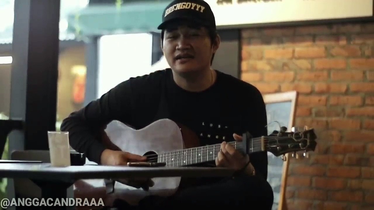 Angga candra PRANK This girl is embarrassed after being sung in a sweet voice