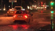 İstanbul’da etkili olan yağmurla birlikte, bazı caddelerde su birikintileri oluştu