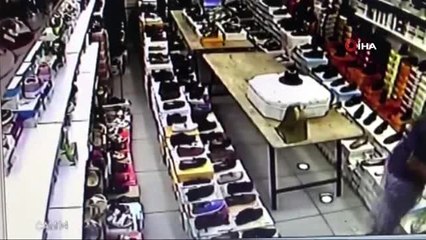 Esenyurt'ta bir ayakkabıcı dükkanı sular altında kaldı