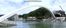 Momento exacto en que puente se cae en Taiwan