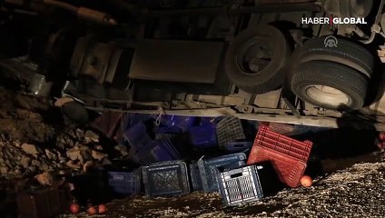 Nar yüklü kamyon kaza yaptı: 3 ölü