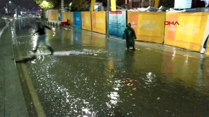 Rüzgar üsküdar sahilde kafe ve restoranlara zarar verdi