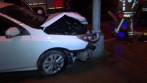 Alkollü sürücü önce trafik lambasına sonra sonra direğe çarptı