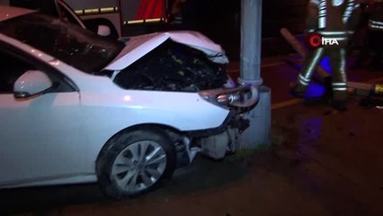 Alkollü sürücü önce trafik lambasına sonra sonra direğe çarptı