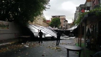 Şiddetli rüzgar nedeniyle okulun çatısı uçtu, 6 aracın üzerine devrildi