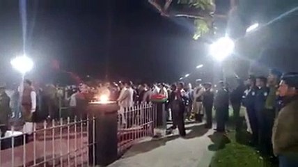 শহীদ মিনারে পুষ্পস্তবক অর্পণ করছেন ভিসি স্যার