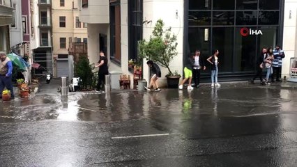 Beyoğlu'nda yollar göle döndü, vatandaşlar zor anlar yaşadı