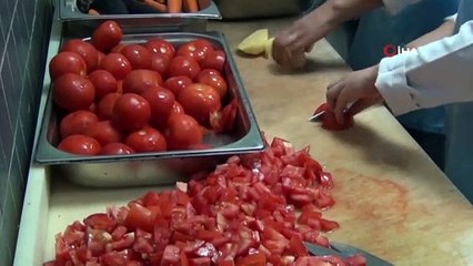 Kız öğrenciler fabrika gibi çalışıyor, günde 5 bin 500 kişiye yemek pişiyor