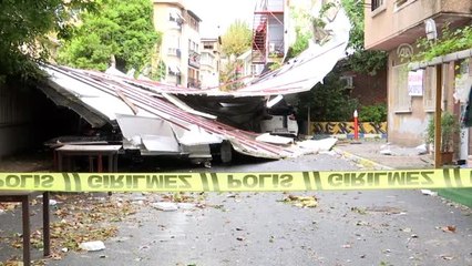 Maltepe'de okulun çatısı araçların üzerine düştü