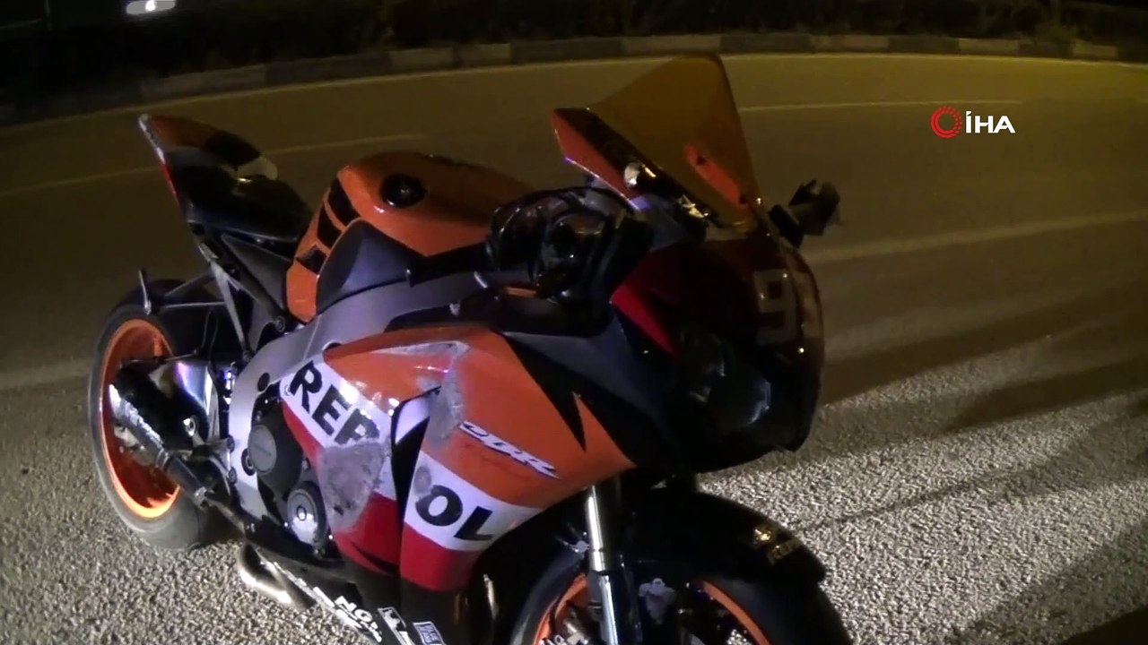 Tek teker üzerinde gitmeye çalışan motosiklet sürücüsü az daha canından oluyordu
