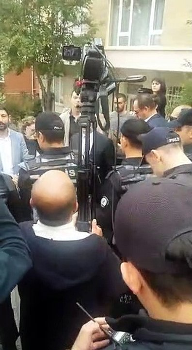Polis HDP Genel Merkezi'ni ablukaya aldı