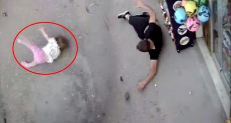 Dehşet anlar kamerada! Vicdansız sürücü bebeğiyle bekleyen babaya çarpıp kaçtı